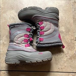 Like new children’s North Face snow boots